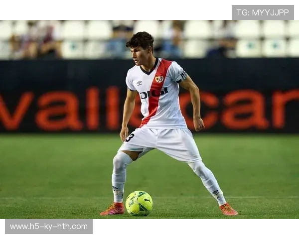 巴塞罗那在控球中寻求突破,短传配合更有效