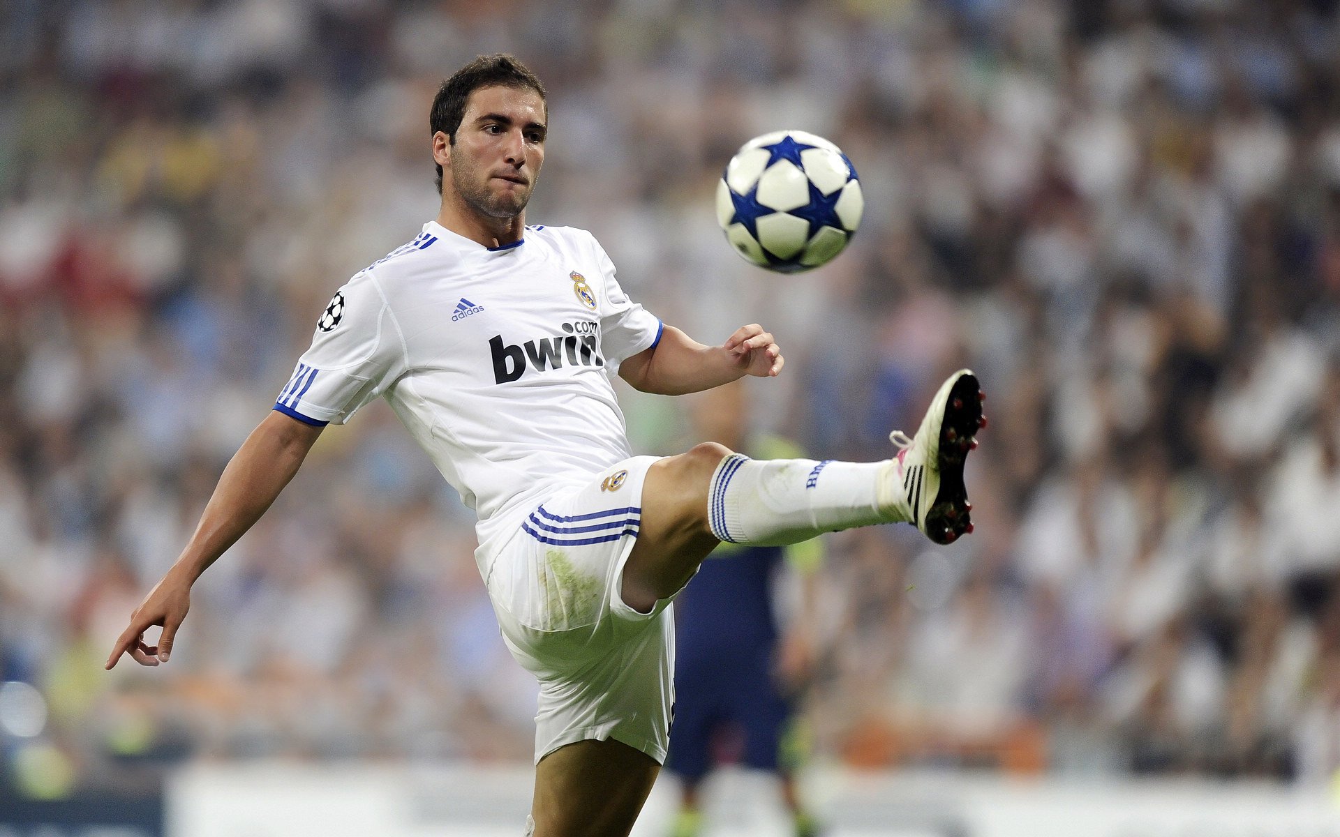 银发族“平衡力挑战赛” 防跌倒体操和轻杠铃训练成新宠